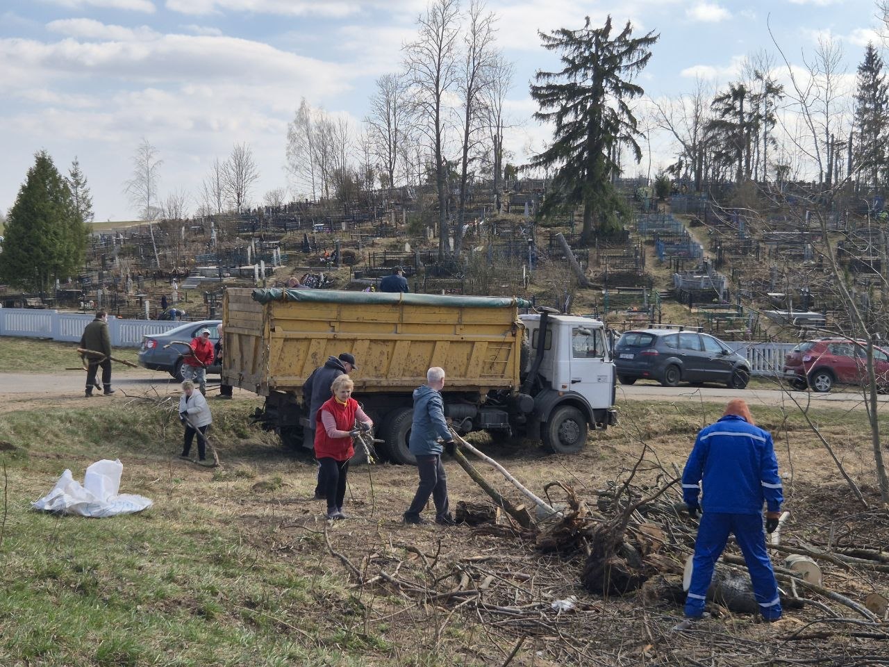 Чистота там, где помнят: сотрудники ОАО «Моготекс» приводят в порядок Грузовское кладбище. Фото