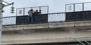 В Бобруйске спасли мужчину в шаге от падения на рельсы