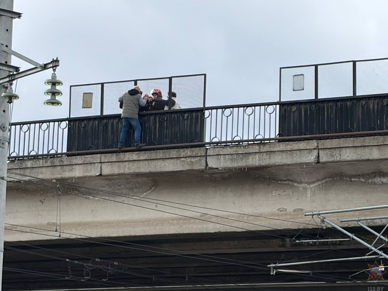 В Бобруйске спасли мужчину в шаге от падения на рельсы