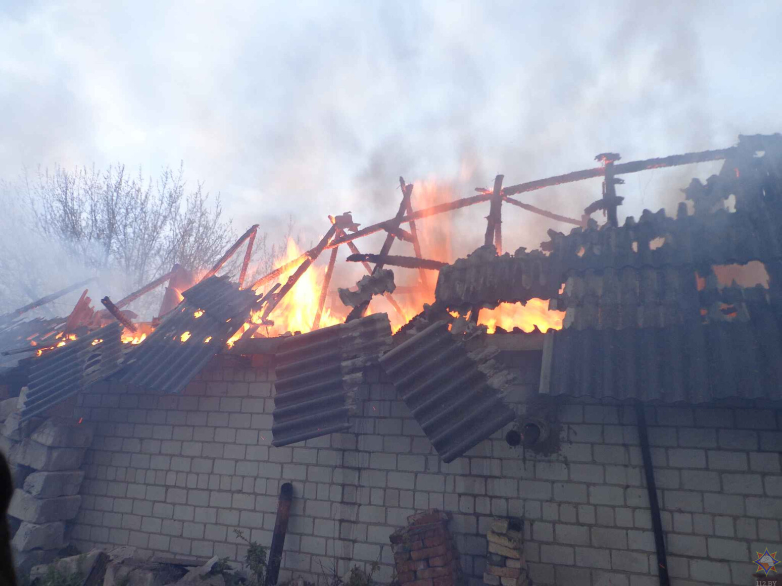 Мужчина погиб под обрушившимися конструкциями при пожаре в Бобруйском районе