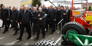 Лукашенко потребовал активизировать работу агросервисов