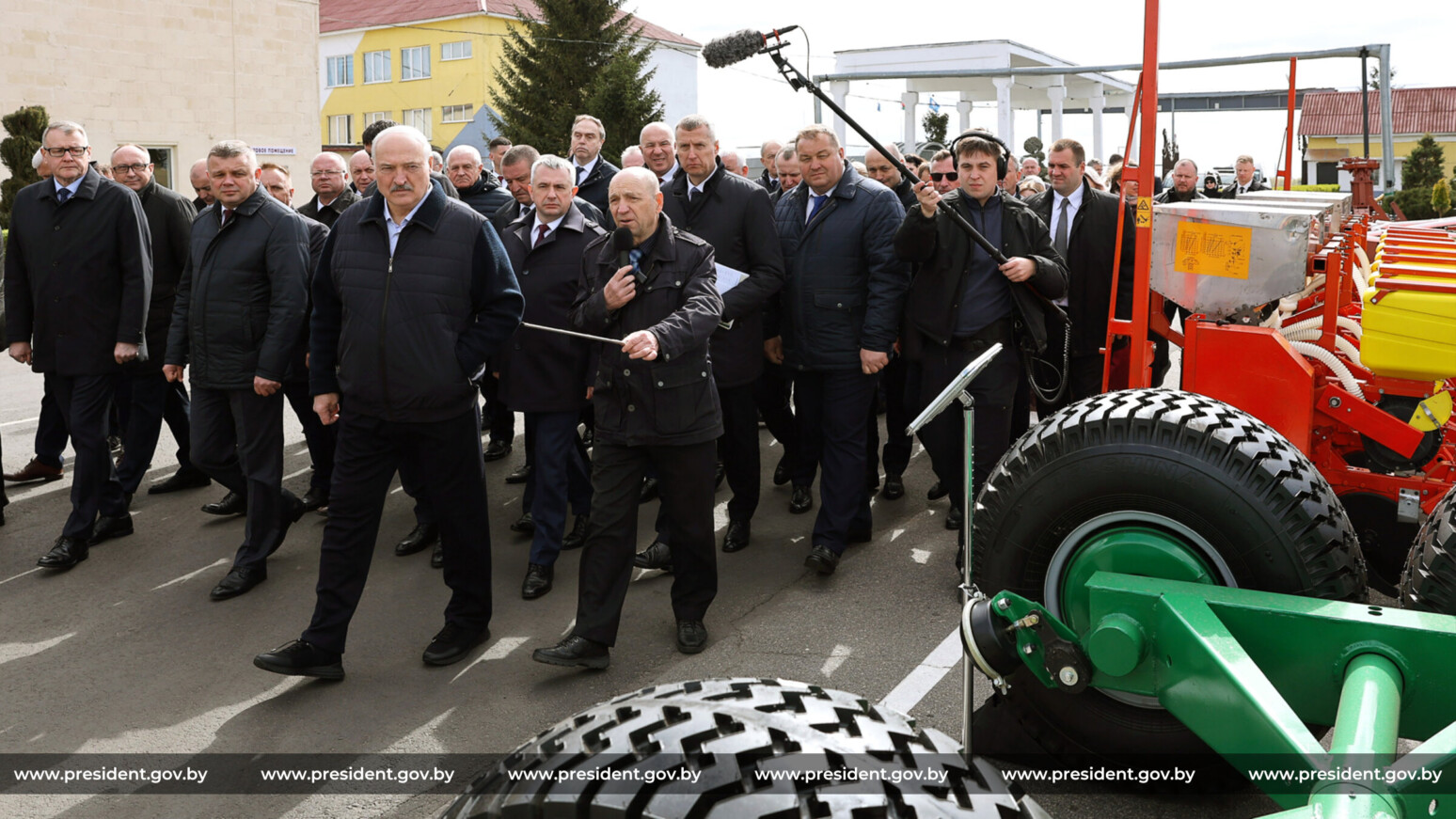 Лукашенко потребовал активизировать работу агросервисов