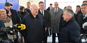 Президент ознакомился с ходом сельхозработ и модернизацией кондитерского производства в Гомельской области