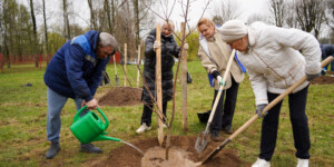 На субботнике в Могилеве заложили яблоневый сад в SOS–Детской деревне. Фото