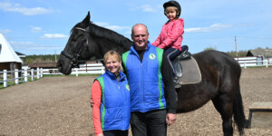 Галопом к своей мечте: как живет семья, которая переехала в деревню и открыла конюшню