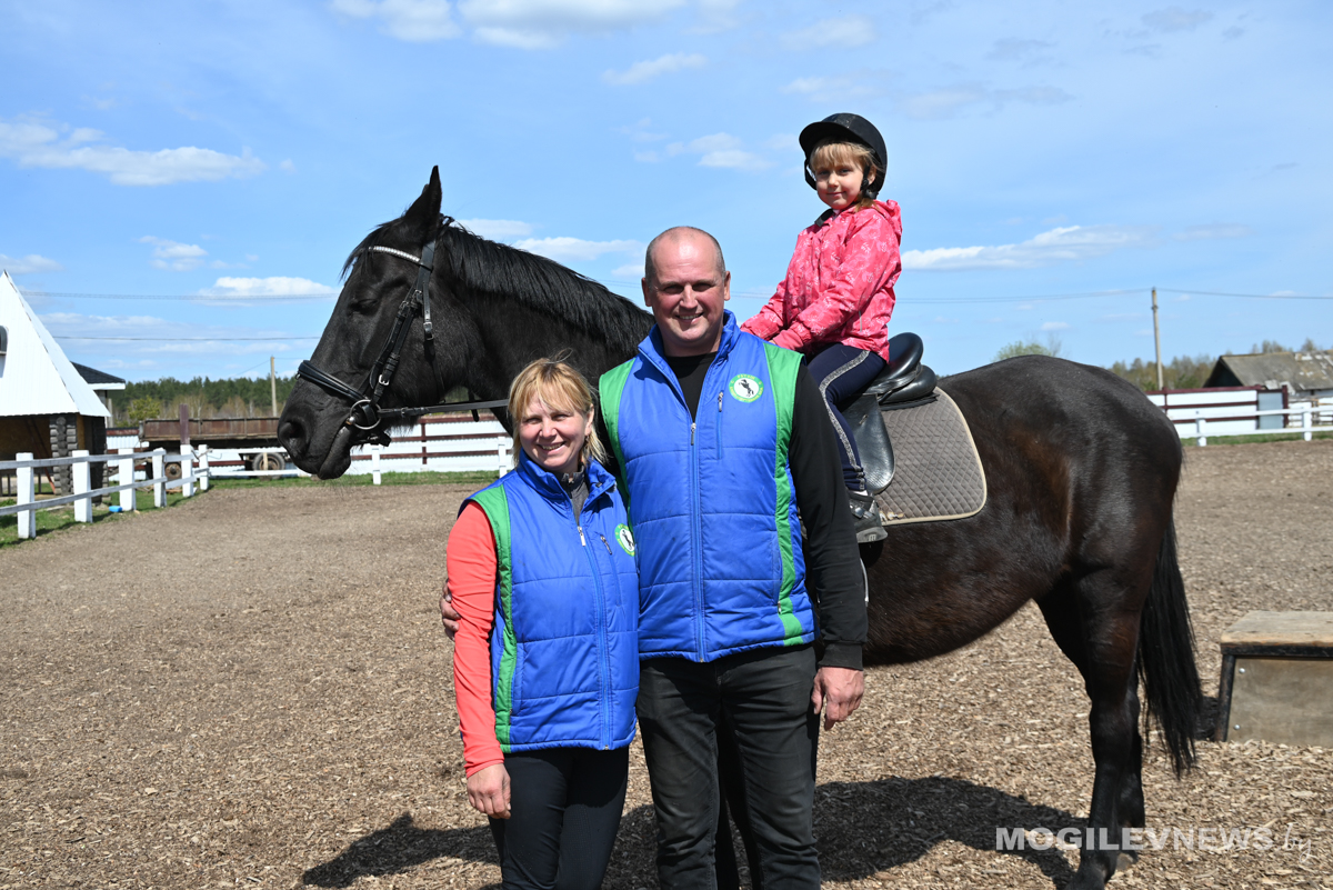Галопом к своей мечте: как живет семья, которая переехала в деревню и открыла конюшню