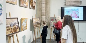 Не забывать свои корни: выставка уроженки Чаус Ольги Быстровой открылась в районном музее