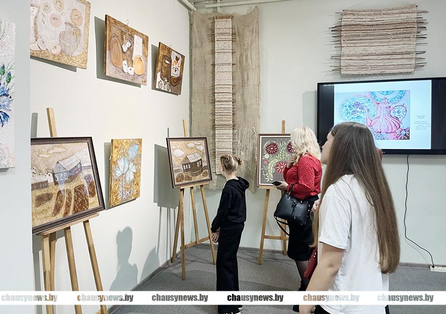 Не забывать свои корни: выставка уроженки Чаус Ольги Быстровой открылась в районном музее