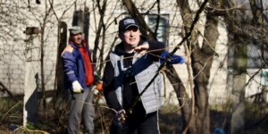 «Мы должны быть там, где нужна наша помощь»: сотрудники Департамента охраны провели субботник в КСУП «Селецкое»