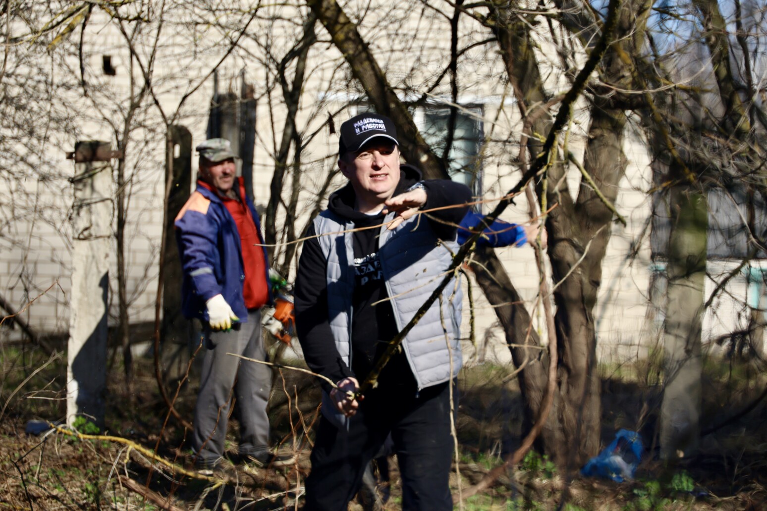 Мы должны быть там, где нужна наша помощь: сотрудники Департамента охраны провели субботник в КСУП «Селецкое»