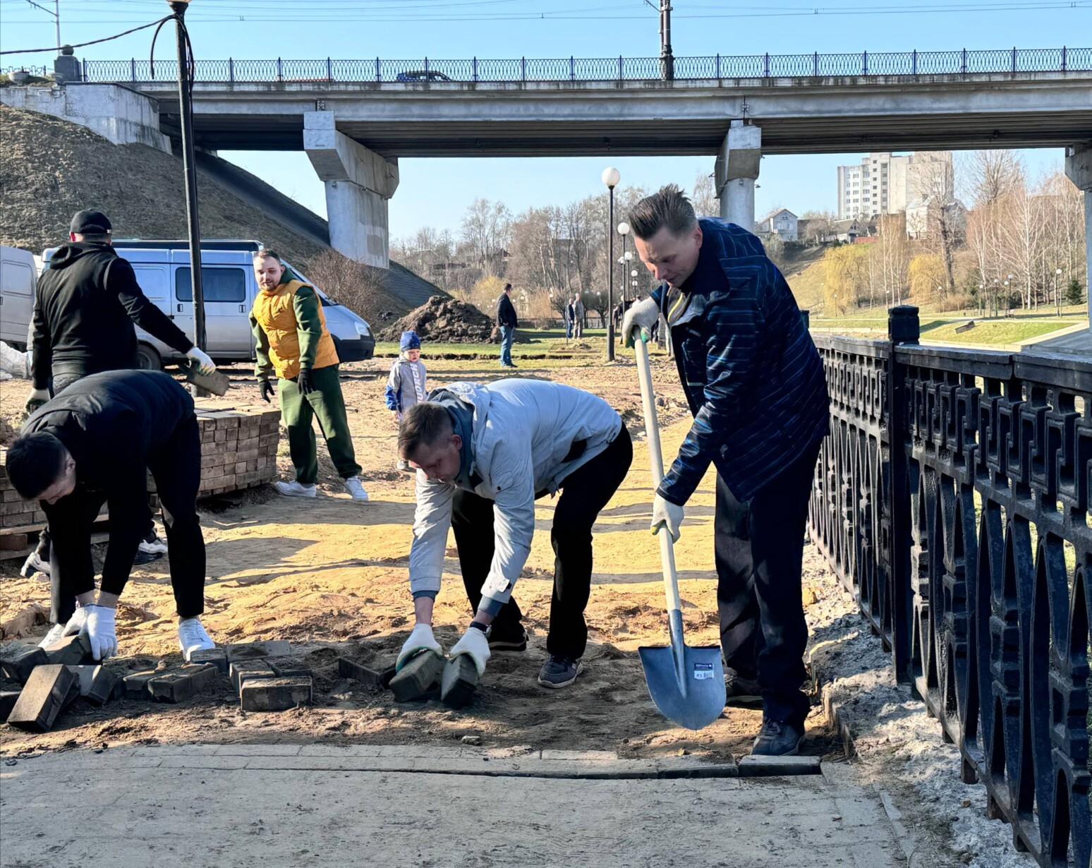 Чистота и порядок на набережной Дубровенки — как прошел субботник в Могилеве