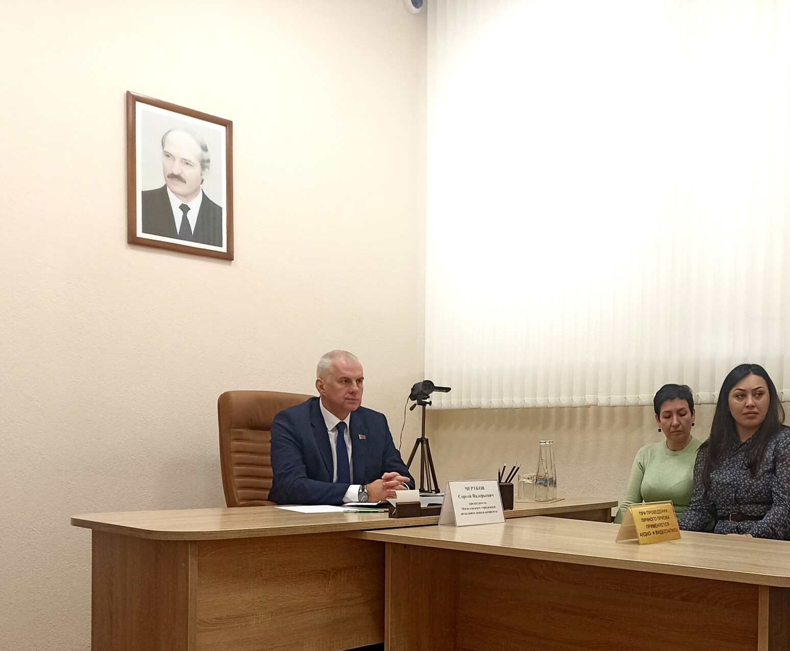 Благоустройство, парковки и зарядные хабы: мэр Могилева провел прием граждан