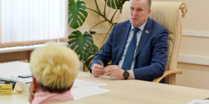 Анатолий Исаченко провел личный прием граждан: на контроле — вопросы транспорта и жилья