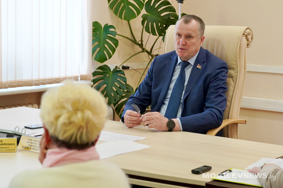 Анатолий Исаченко провел личный прием граждан: на контроле — вопросы транспорта и жилья