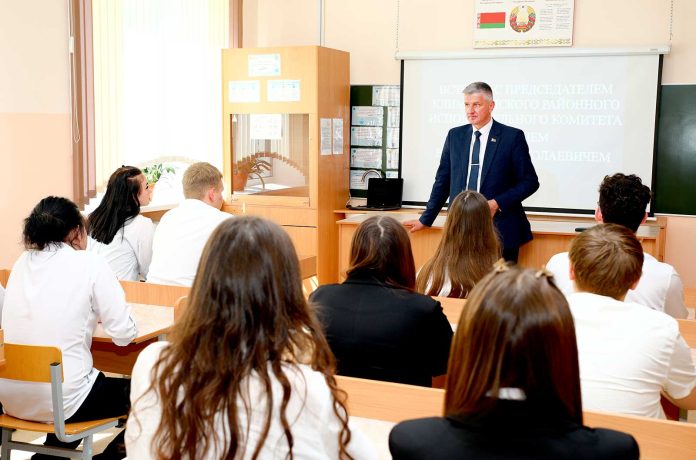 Председатель Климовичского райисполкома встретился со школьниками и молодыми специалистами