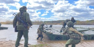 В Могилеве на Днепре гвардейцы понтонно-мостового батальона отработали наведение переправ в рамках полевого выхода