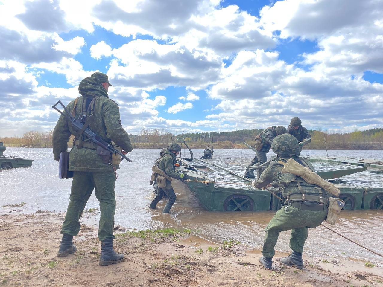 В Могилеве на Днепре гвардейцы понтонно-мостового батальона отработали наведение переправ в рамках полевого выхода