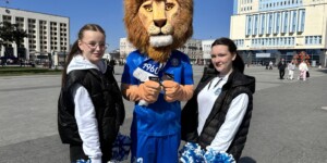 Лева — маскот «Днепра» — раздает флаеры на улицах Могилева перед матчем со «Славией»