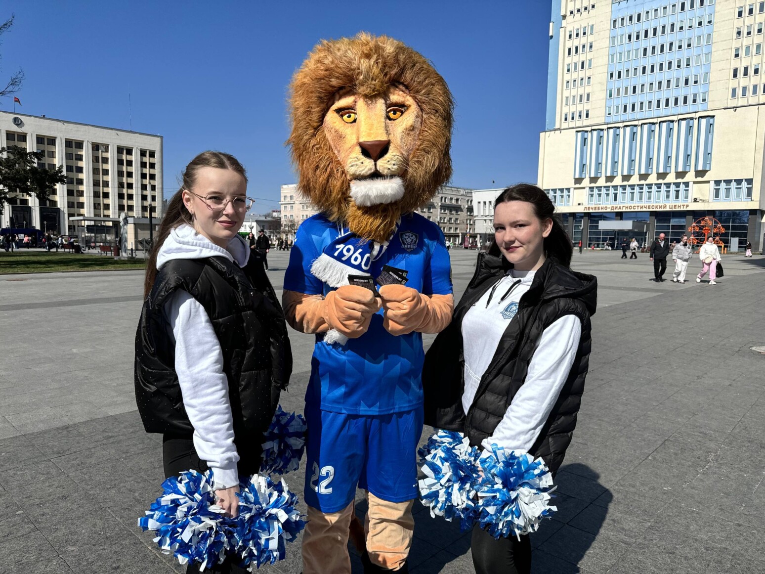 Лева — маскот «Днепра» — раздает флаеры на улицах Могилева перед матчем со «Славией»