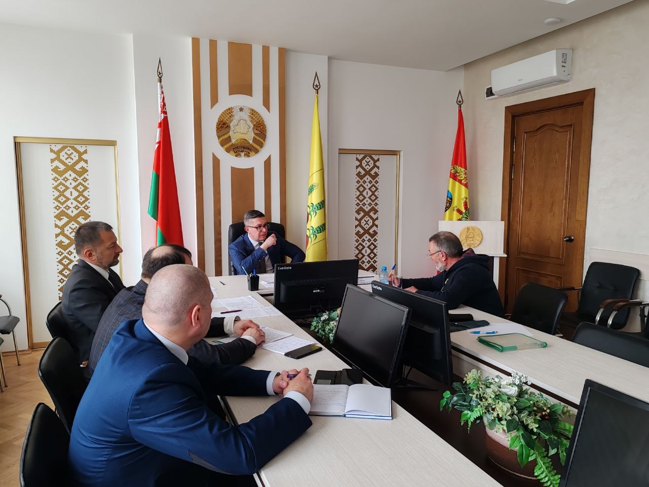 Министр юстиции провел прием граждан в Горках: что обсуждали