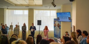 «Могилевчанки в стеклянных узорах белорусской росписи»: первая персональная выставка Ольги Белоконь открылась в Музее истории Могилева. Фото