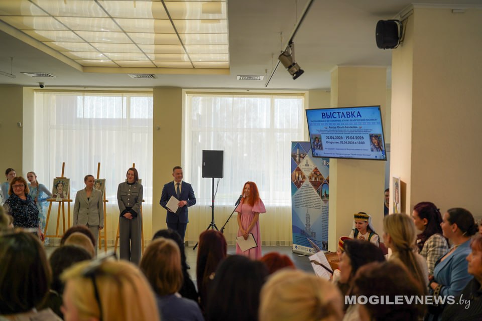 «Могилевчанки в стеклянных узорах белорусской росписи»: первая персональная выставка Ольги Белоконь открылась в Музее истории Могилева. Фото