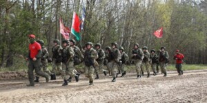 Боевой дух и отличная подготовка: девушки-военнослужащие совершили марш бросок