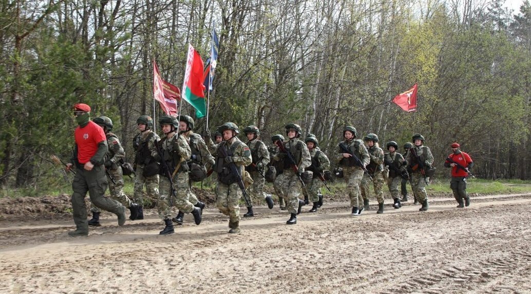 Боевой дух и отличная подготовка: девушки-военнослужащие совершили марш бросок