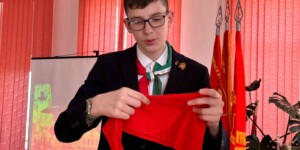 Горны, значки, галстуки: учащийся из Бобруйска представил свою выставку о пионерии в Витебской области
