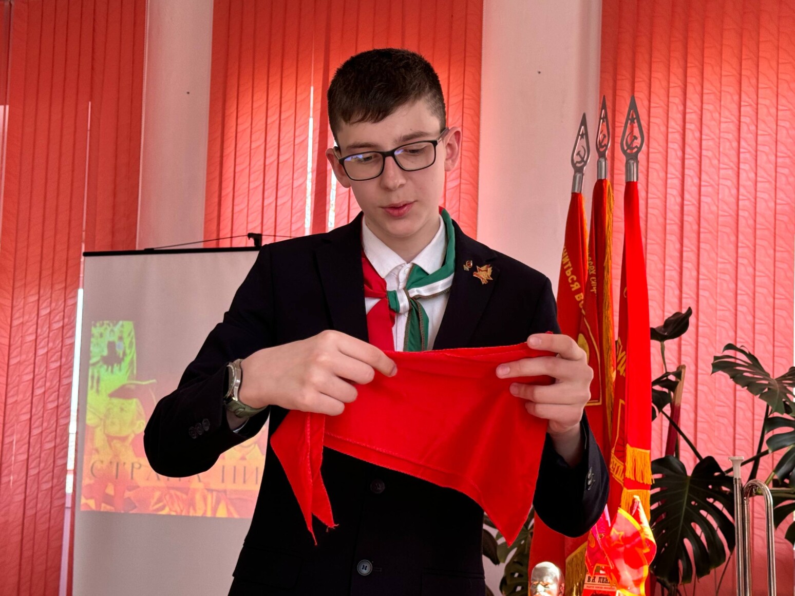 Горны, значки, галстуки: учащийся из Бобруйска представил свою выставку о пионерии в Витебской области