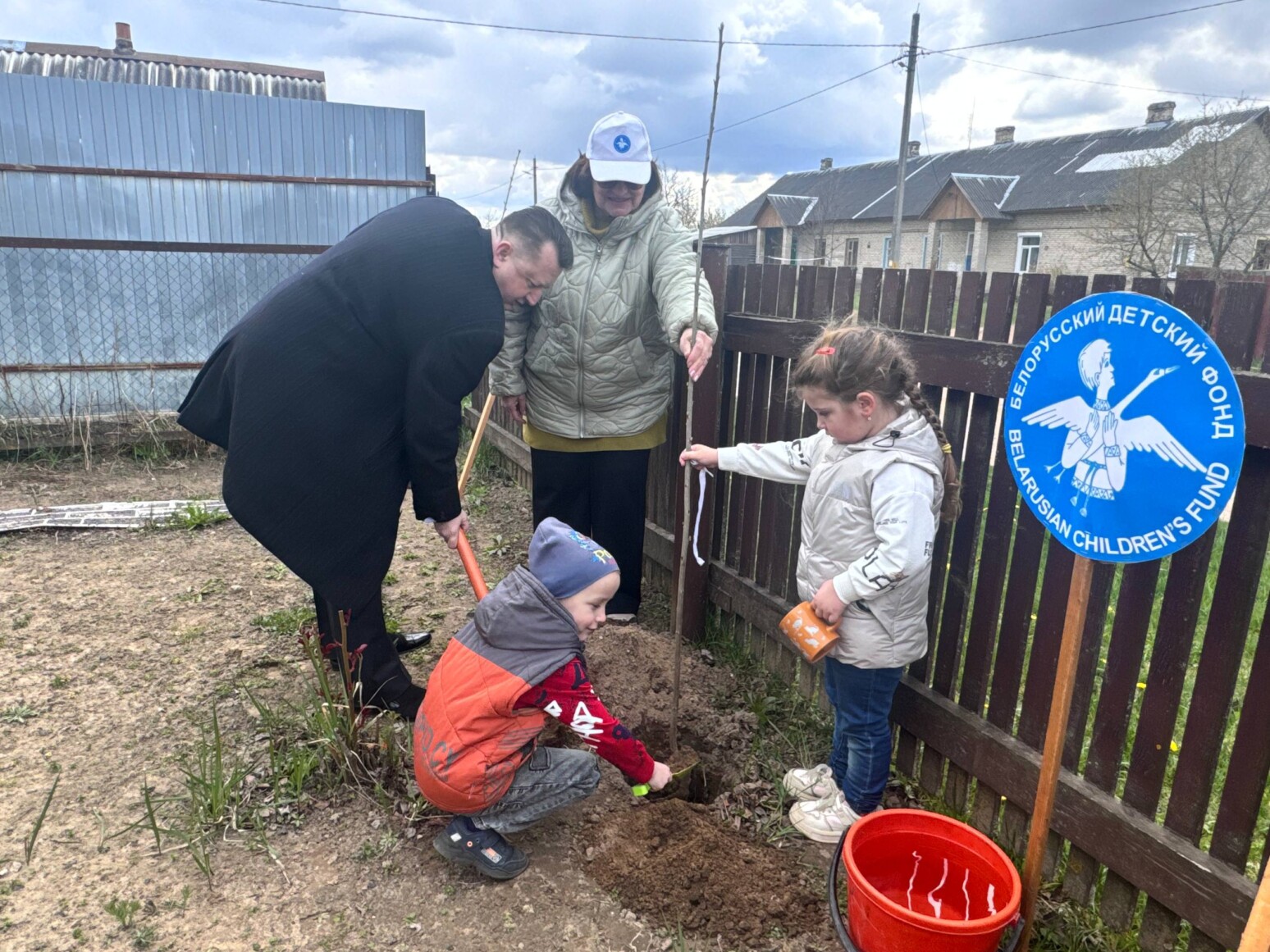 «Наш цветущий сад!»: в Могилевской области высадили деревья у детских домов