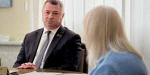 Без формальностей, но по закону: Александр Горошкин обсудил с жителями Могилевщины судьбу пустующих домов, выкуп арендного жилья
