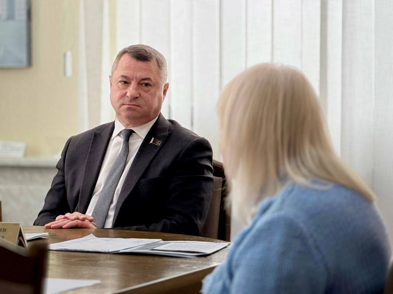 Без формальностей, но по закону: Александр Горошкин обсудил с жителями Могилевщины судьбу пустующих домов, выкуп арендного жилья