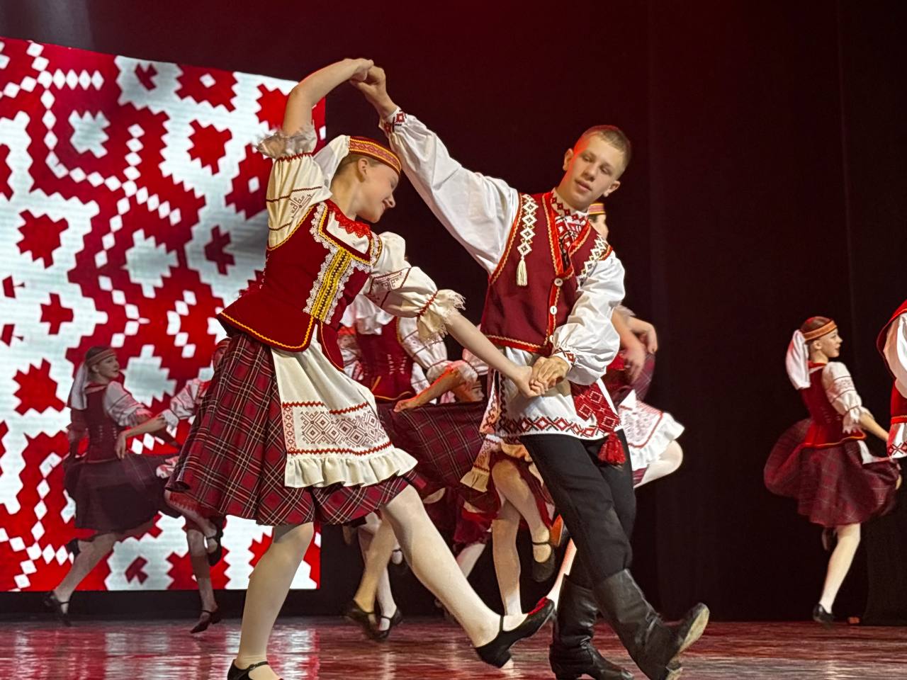 Юные танцоры вышли на сцену: чем удивила «Крынiчка»