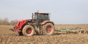 В «Овсянке» дали старт весеннему севу: раньше срока, с большими планами и помощью студентов