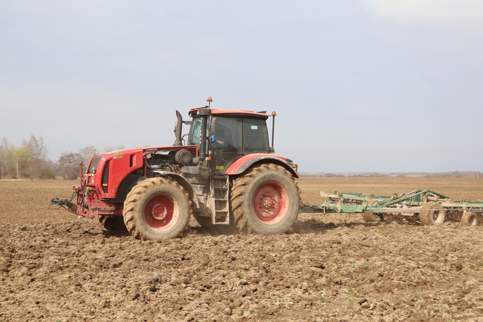 В «Овсянке» дали старт весеннему севу: раньше срока, с большими планами и помощью студентов