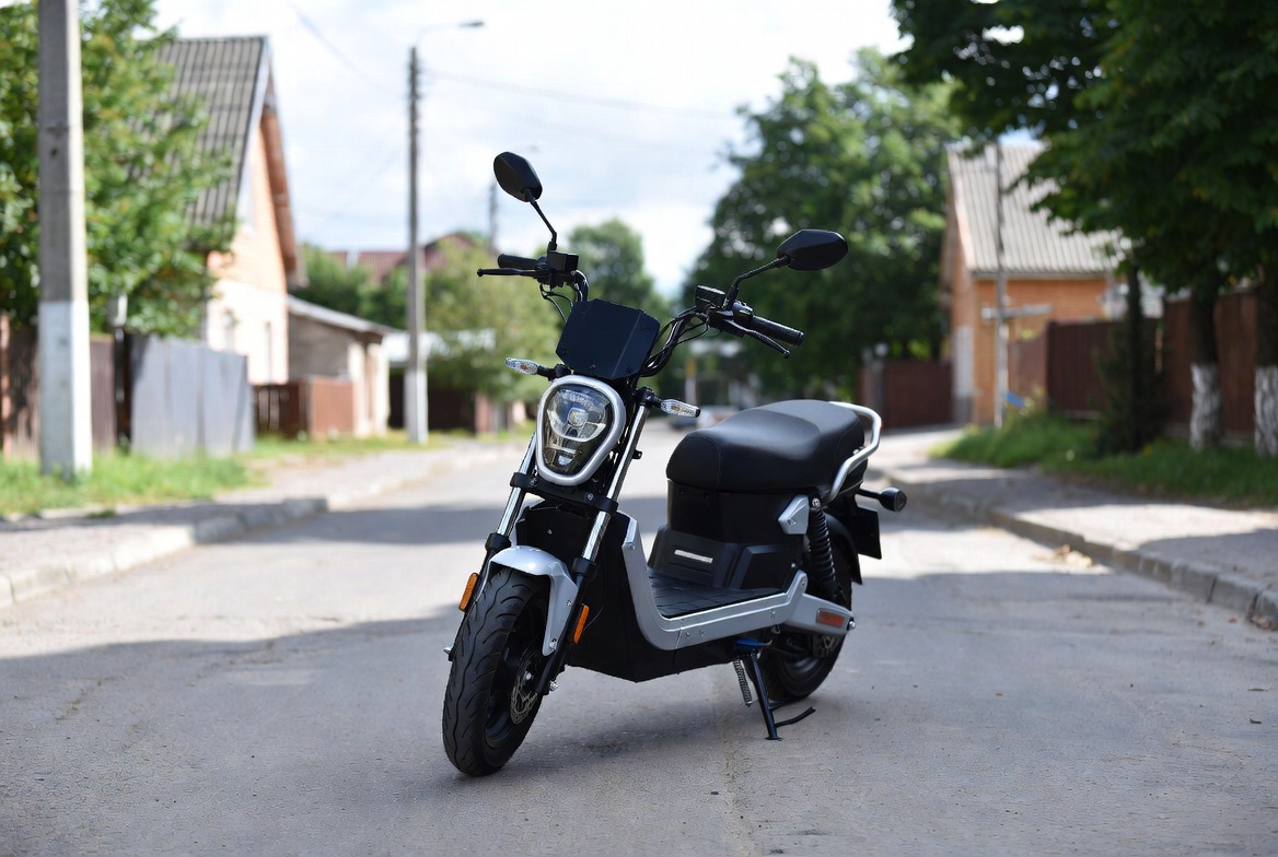 Новые правила для электросамокатов, мопедов и мотоциклов: что важно знать жителям