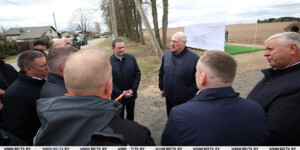 Лукашенко в Праздник труда ознакомился с "космическим кораблем" в отечественном тракторостроении