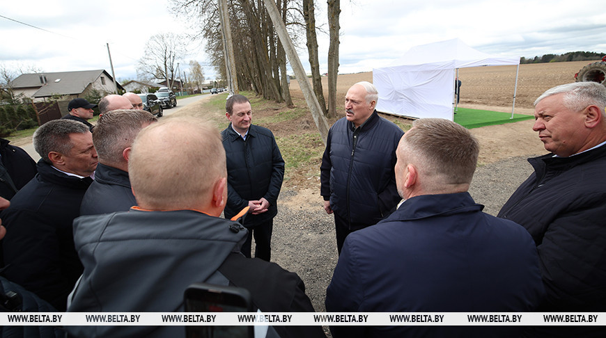 Лукашенко в Праздник труда ознакомился с "космическим кораблем" в отечественном тракторостроении