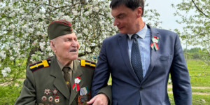 Нет ничего дороже мирного неба: в канун Дня Победы Сергей Наливайко поздравил 100-летнего ветерана Григория Бердникова. Фото