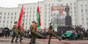 Торжественный марш воинских частей Могилевского гарнизона прошел на Площади Ленина. Фото