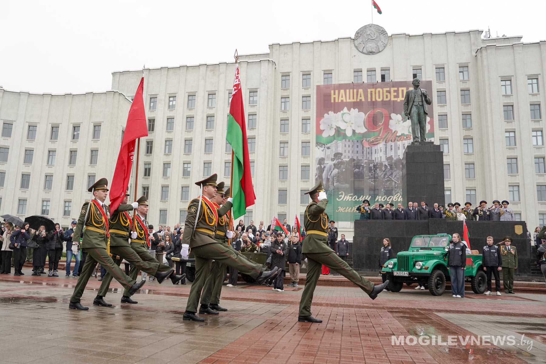 Торжественный марш воинских частей Могилевского гарнизона прошел на Площади Ленина. Фото