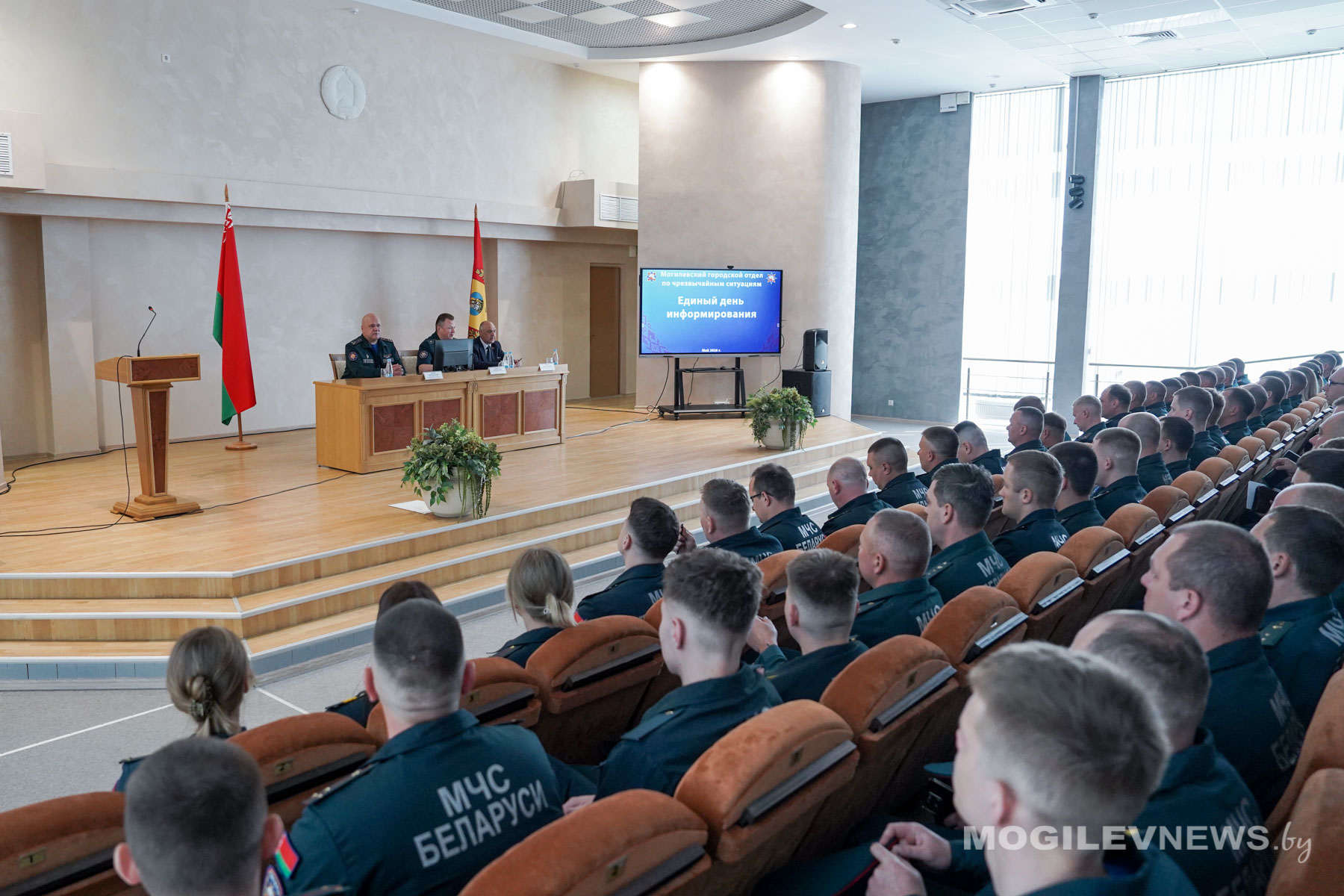 В рамках единого дня информирования министр по чрезвычайным ситуациям Республики Беларусь Вадим Синявский встретился с личным составом Могилевского ГОЧС
