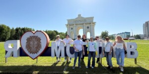 15 000 цветов у Триумфальной арки: могилевчанки преобразили въезд в город. ФОТО