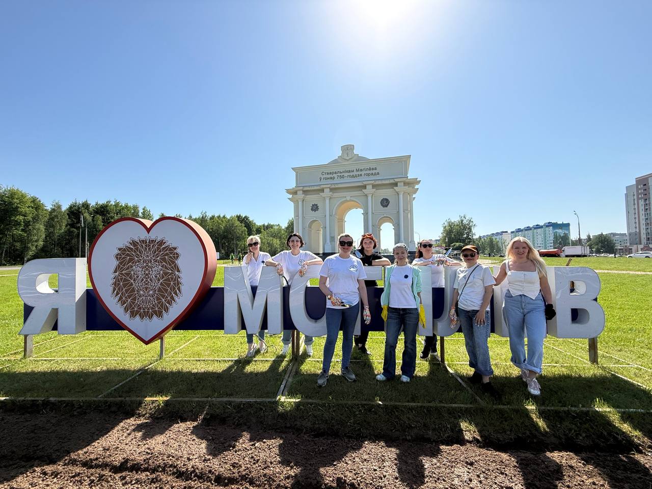 15 000 цветов у Триумфальной арки: могилевчанки преобразили въезд в город. ФОТО