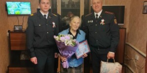 «Низкий вам поклон»: сотрудники охраны поблагодарили узницу концлагерей за мужество и стойкость