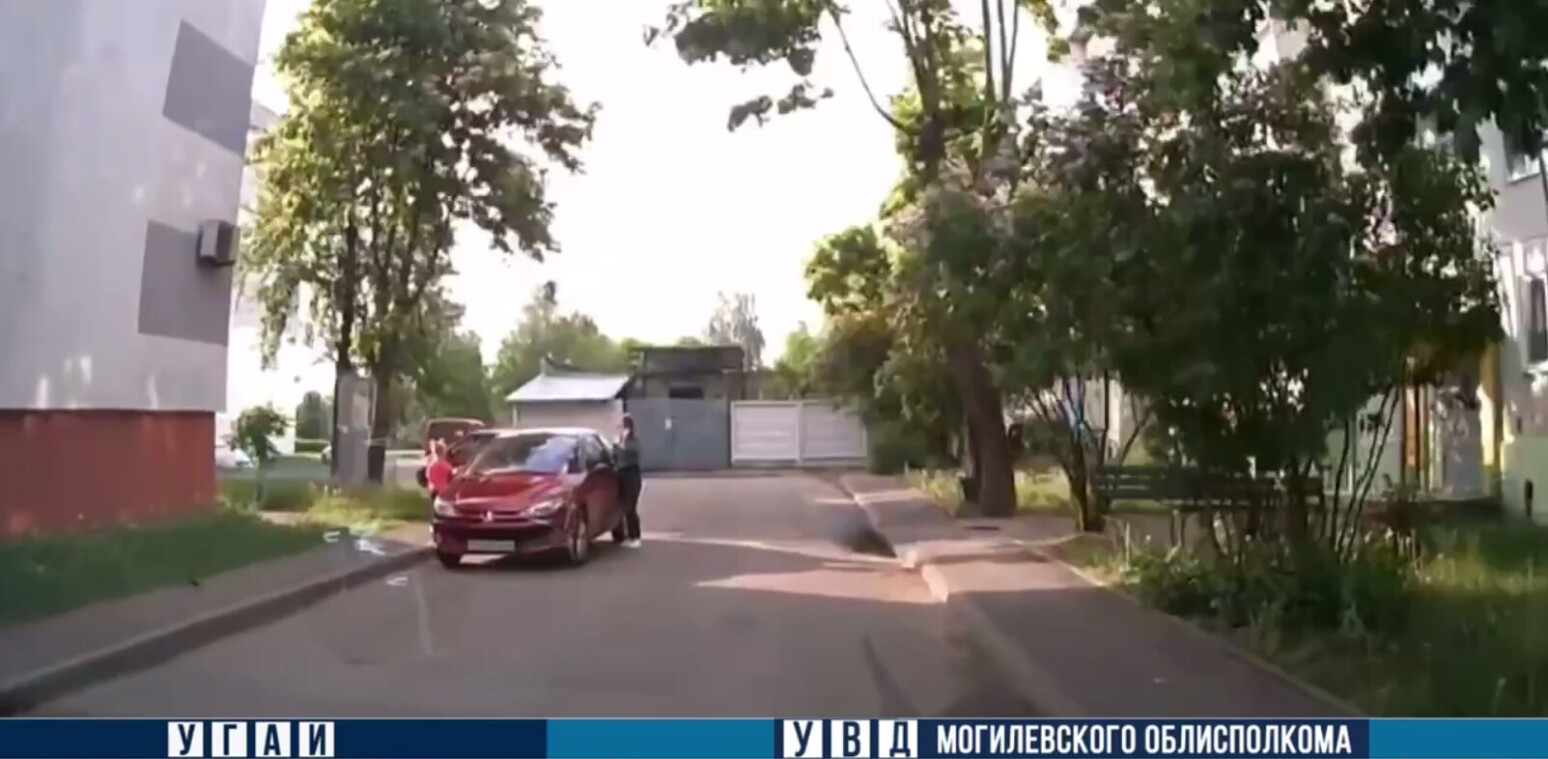 В Бобруйске под колеса автомобиля попала 5-летняя девочка