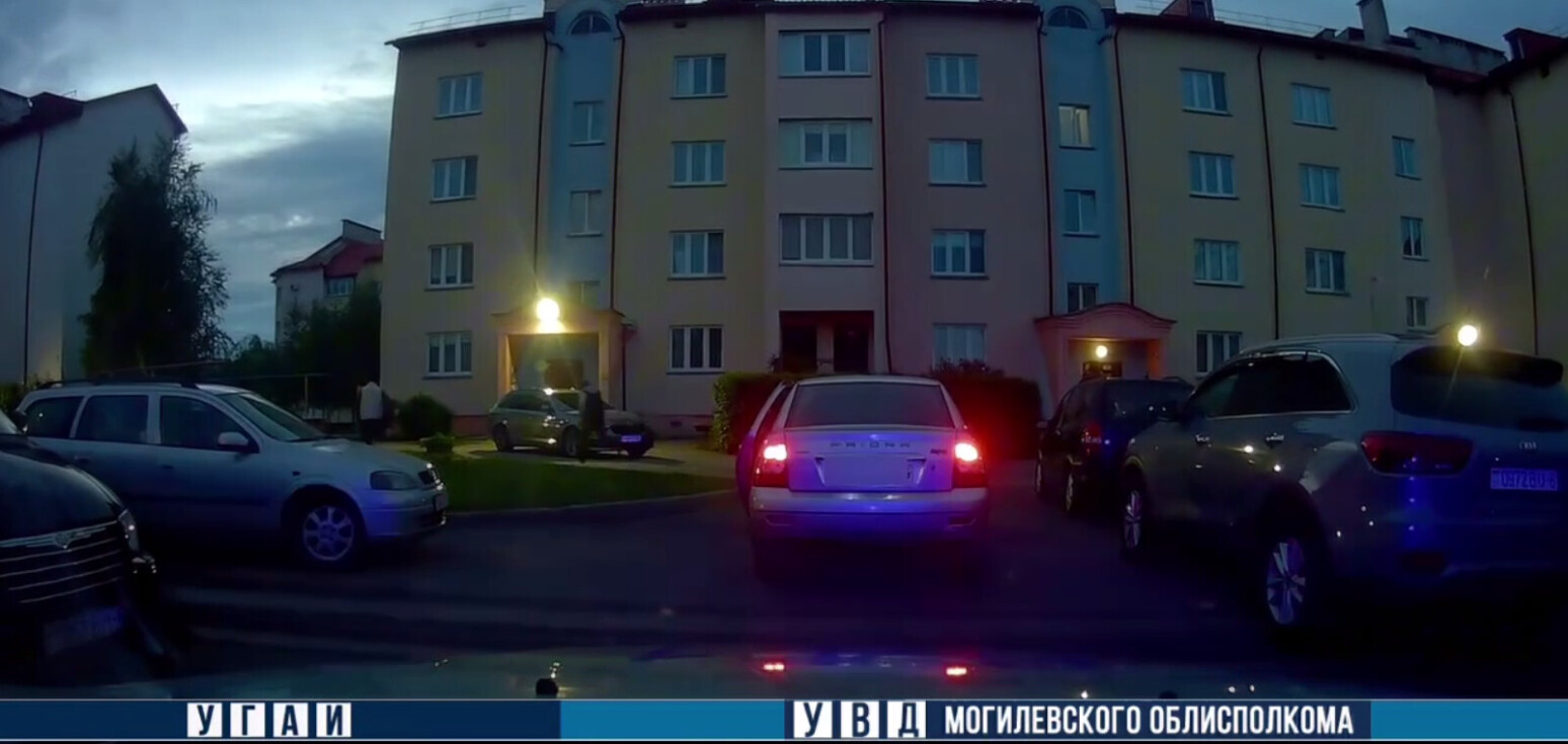 В Бобруйске бесправник пытался скрыться от ГАИ и бросил машину