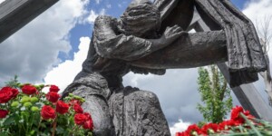 «Тот, кто знает боль своей земли, может ее по-настоящему любить». В Борках почтили память жертв, заживо сожженных фашистскими карателями