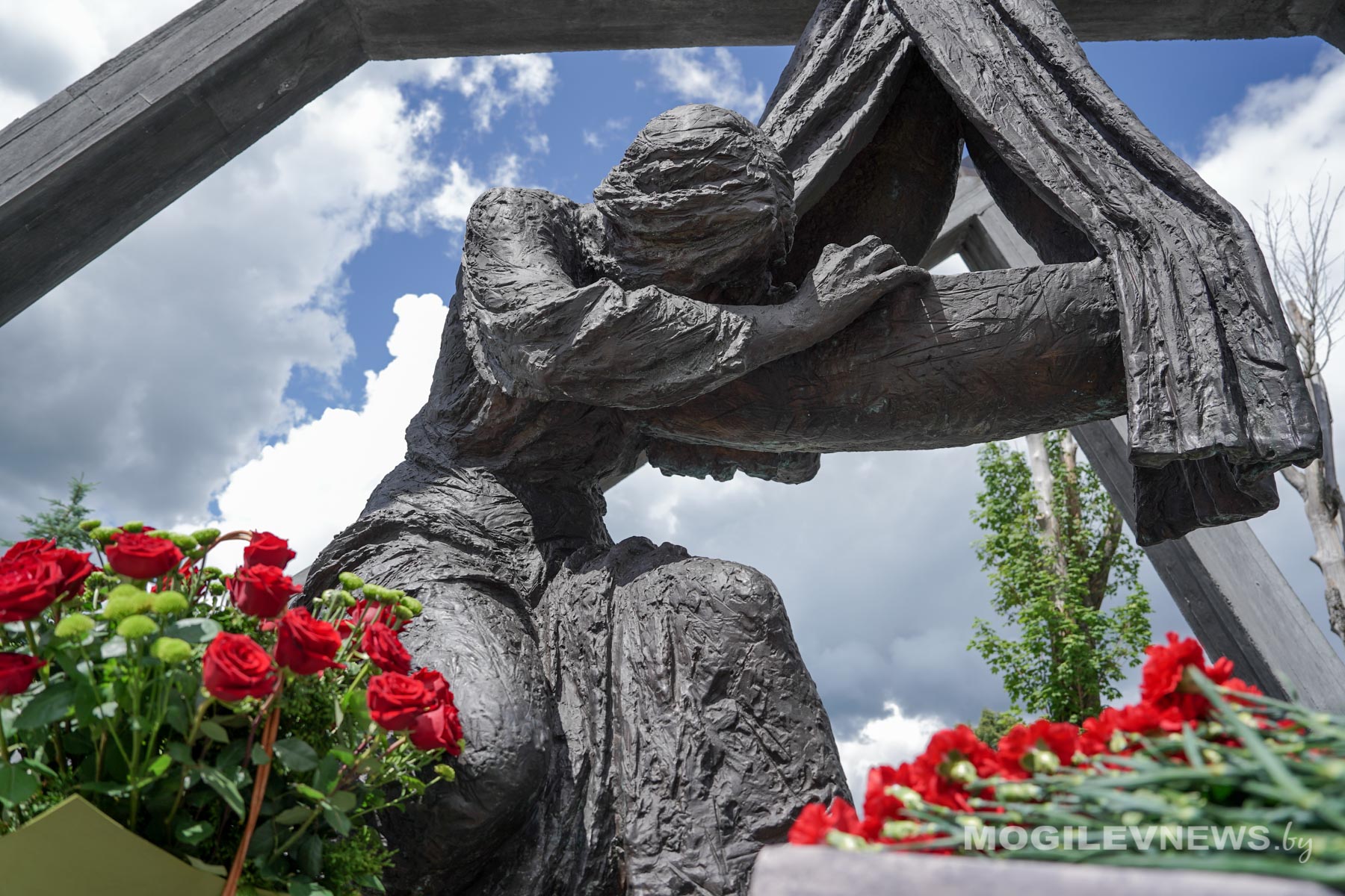«Тот, кто знает боль своей земли, может ее по-настоящему любить». В Борках почтили память жертв, заживо сожженных фашистскими карателями